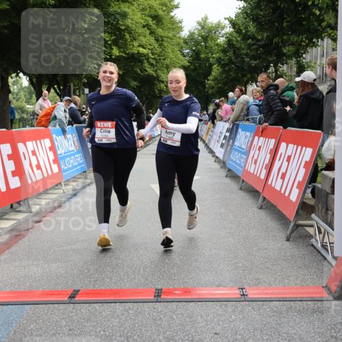 14.06.2026 - REWE Women's Run Strokosch-Dieckow http://msf.ph/oto/9787695 14.06.2026 10:19:17 Ziel 10354, 11094, 11392, 11466 meine-sportfotos.de