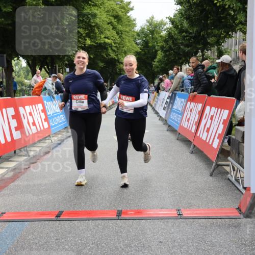14.06.2026 - REWE Women's Run Strokosch-Dieckow http://msf.ph/oto/9787696 14.06.2026 10:19:17 Ziel 10354, 11094, 11392, 11466 meine-sportfotos.de
