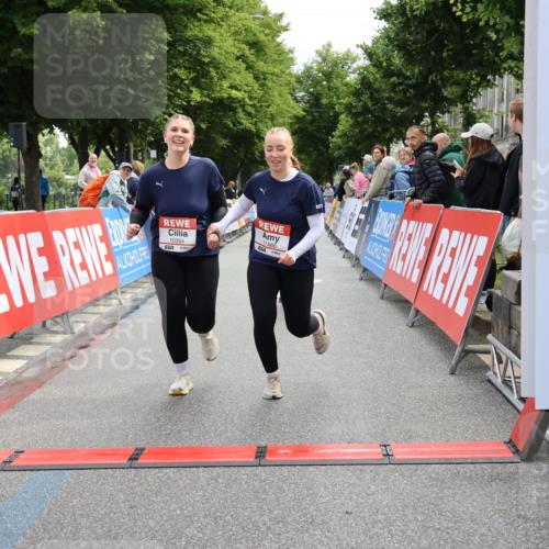 14.06.2026 - REWE Women's Run Strokosch-Dieckow http://msf.ph/oto/9787697 14.06.2026 10:19:17 Ziel 10354, 11094, 11392, 11466 meine-sportfotos.de