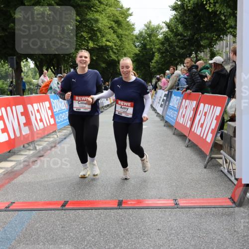 14.06.2026 - REWE Women's Run Strokosch-Dieckow http://msf.ph/oto/9787698 14.06.2026 10:19:17 Ziel 10354, 11094, 11392, 11466 meine-sportfotos.de