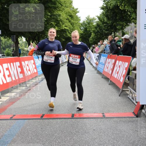 14.06.2026 - REWE Women's Run Strokosch-Dieckow http://msf.ph/oto/9787700 14.06.2026 10:19:18 Ziel 10354, 11094, 11392, 11466 meine-sportfotos.de