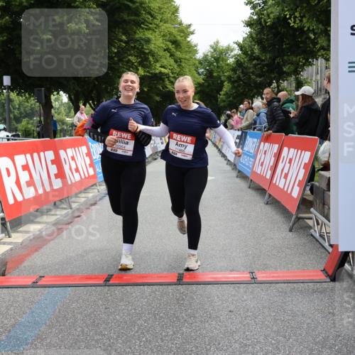 14.06.2026 - REWE Women's Run Strokosch-Dieckow http://msf.ph/oto/9787701 14.06.2026 10:19:18 Ziel 10354, 11094, 11392, 11466 meine-sportfotos.de