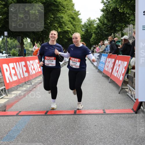 14.06.2026 - REWE Women's Run Strokosch-Dieckow http://msf.ph/oto/9787702 14.06.2026 10:19:18 Ziel 10354, 11094, 11392, 11466 meine-sportfotos.de