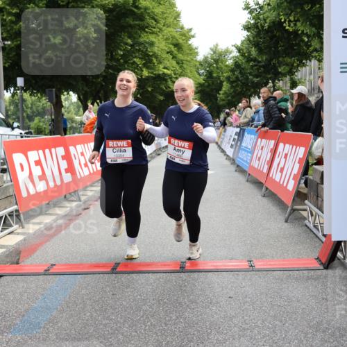 14.06.2026 - REWE Women's Run Strokosch-Dieckow http://msf.ph/oto/9787703 14.06.2026 10:19:18 Ziel 10354, 11094, 11392, 11466 meine-sportfotos.de