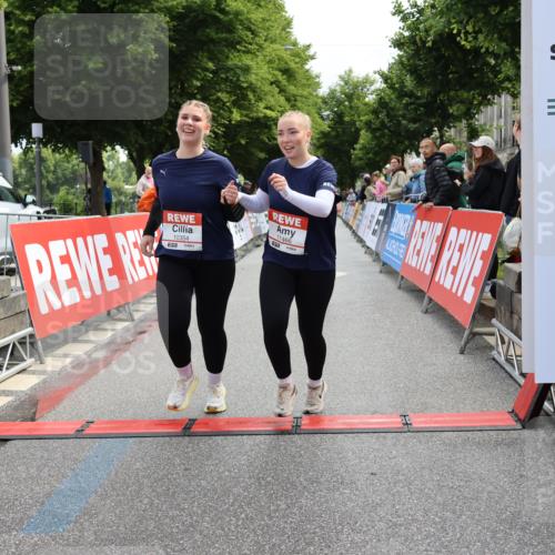 14.06.2026 - REWE Women's Run Strokosch-Dieckow http://msf.ph/oto/9787704 14.06.2026 10:19:18 Ziel 10354, 11094, 11392, 11466 meine-sportfotos.de