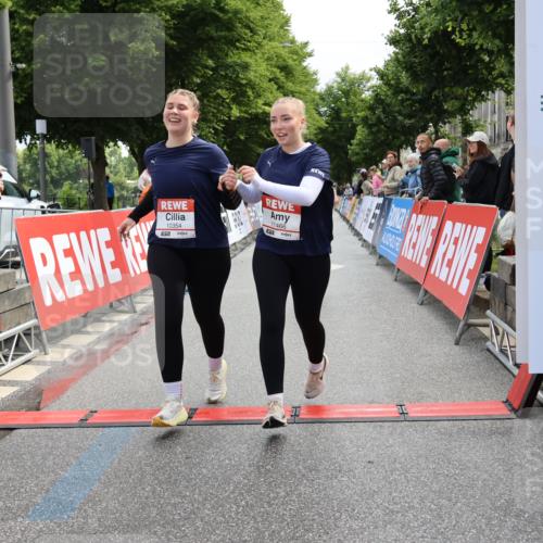 14.06.2026 - REWE Women's Run Strokosch-Dieckow http://msf.ph/oto/9787705 14.06.2026 10:19:18 Ziel 10354, 11094, 11392, 11466 meine-sportfotos.de