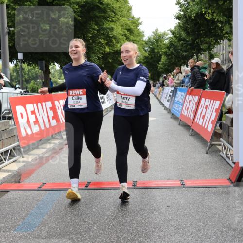 14.06.2026 - REWE Women's Run Strokosch-Dieckow http://msf.ph/oto/9787706 14.06.2026 10:19:18 Ziel 10354, 11094, 11392, 11466 meine-sportfotos.de