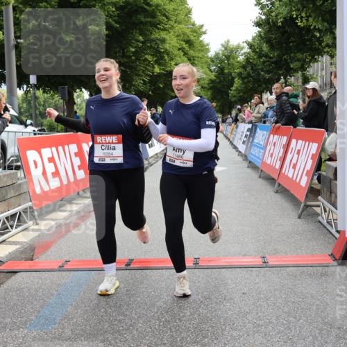 14.06.2026 - REWE Women's Run Strokosch-Dieckow http://msf.ph/oto/9787707 14.06.2026 10:19:18 Ziel 10354, 11094, 11392, 11466 meine-sportfotos.de