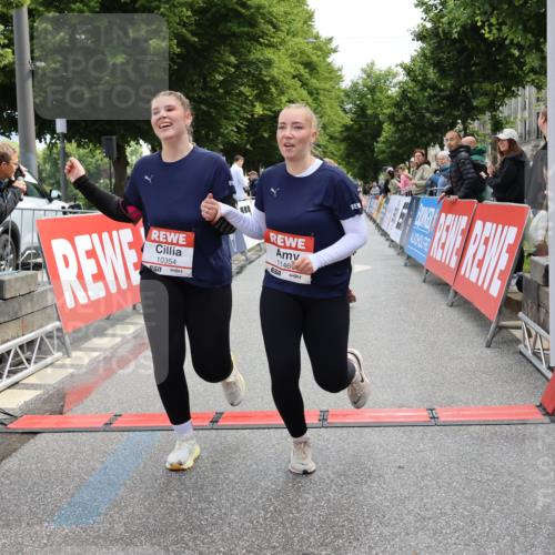 14.06.2026 - REWE Women's Run Strokosch-Dieckow http://msf.ph/oto/9787708 14.06.2026 10:19:18 Ziel 10354, 11094, 11392, 11466 meine-sportfotos.de