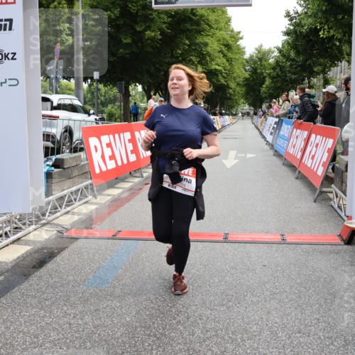 14.06.2026 - REWE Women's Run Strokosch-Dieckow http://msf.ph/oto/9787711 14.06.2026 10:19:20 Ziel 10354, 11094, 11466 meine-sportfotos.de