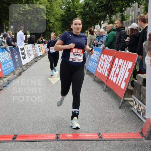 14.06.2026 - REWE Women's Run Strokosch-Dieckow http://msf.ph/oto/9787721 14.06.2026 10:20:06 Ziel 10517, 10592, 11024 meine-sportfotos.de