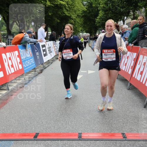 14.06.2026 - REWE Women's Run Strokosch-Dieckow http://msf.ph/oto/9787729 14.06.2026 10:20:09 Ziel 10517, 10592, 10748, 11024 meine-sportfotos.de