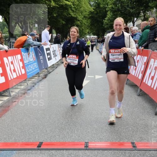14.06.2026 - REWE Women's Run Strokosch-Dieckow http://msf.ph/oto/9787730 14.06.2026 10:20:09 Ziel 10517, 10592, 10748, 11024 meine-sportfotos.de