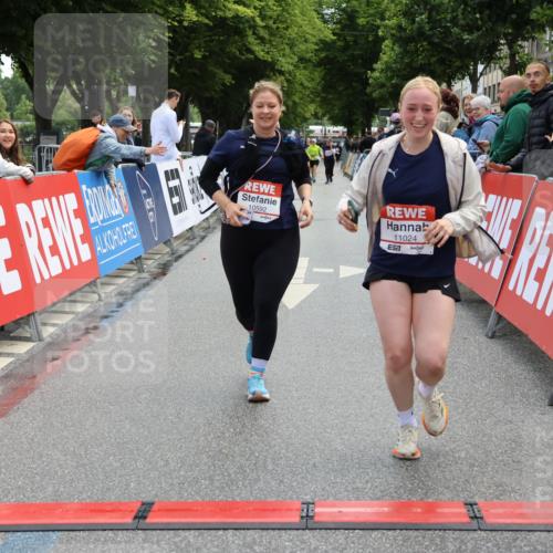 14.06.2026 - REWE Women's Run Strokosch-Dieckow http://msf.ph/oto/9787734 14.06.2026 10:20:09 Ziel 10517, 10592, 10748, 11024 meine-sportfotos.de