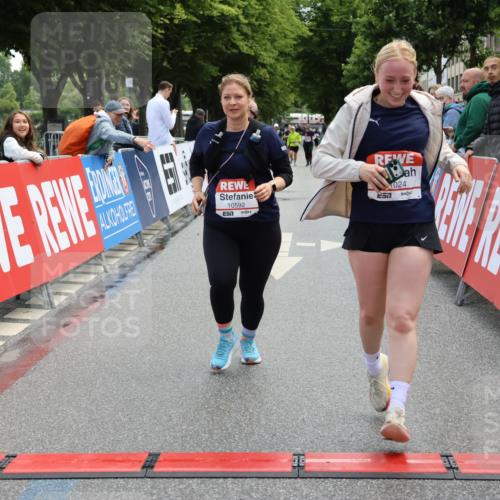 14.06.2026 - REWE Women's Run Strokosch-Dieckow http://msf.ph/oto/9787737 14.06.2026 10:20:09 Ziel 10517, 10592, 10748, 11024 meine-sportfotos.de