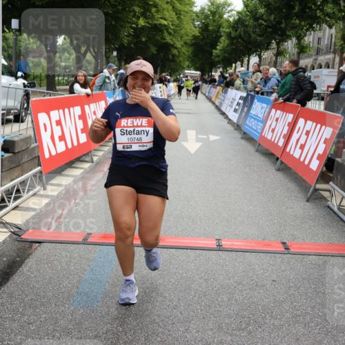 14.06.2026 - REWE Women's Run Strokosch-Dieckow http://msf.ph/oto/9787738 14.06.2026 10:20:12 Ziel 10517, 10592, 10748, 11024 meine-sportfotos.de