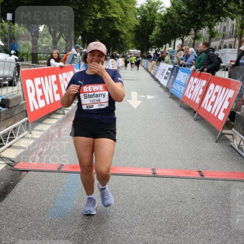 14.06.2026 - REWE Women's Run Strokosch-Dieckow http://msf.ph/oto/9787739 14.06.2026 10:20:12 Ziel 10517, 10592, 10748, 11024 meine-sportfotos.de