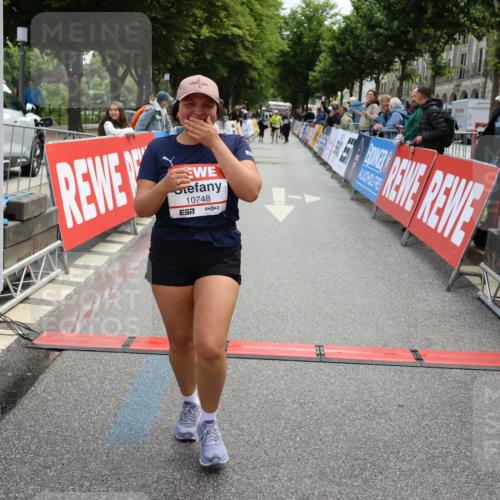14.06.2026 - REWE Women's Run Strokosch-Dieckow http://msf.ph/oto/9787740 14.06.2026 10:20:12 Ziel 10517, 10592, 10748, 11024 meine-sportfotos.de