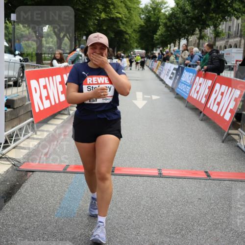 14.06.2026 - REWE Women's Run Strokosch-Dieckow http://msf.ph/oto/9787741 14.06.2026 10:20:12 Ziel 10517, 10592, 10748, 11024 meine-sportfotos.de