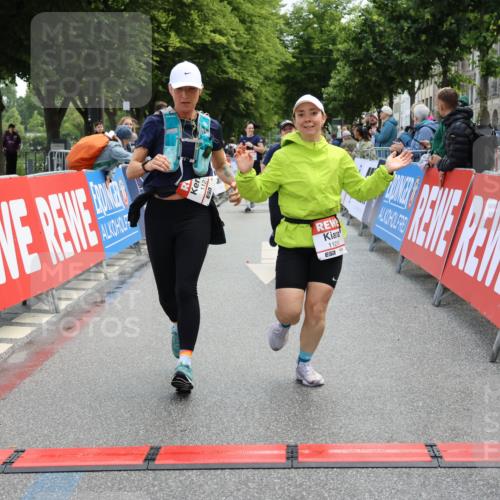 14.06.2026 - REWE Women's Run Strokosch-Dieckow http://msf.ph/oto/9787744 14.06.2026 10:20:25 Ziel 10446, 11028, 11215, 11216 meine-sportfotos.de