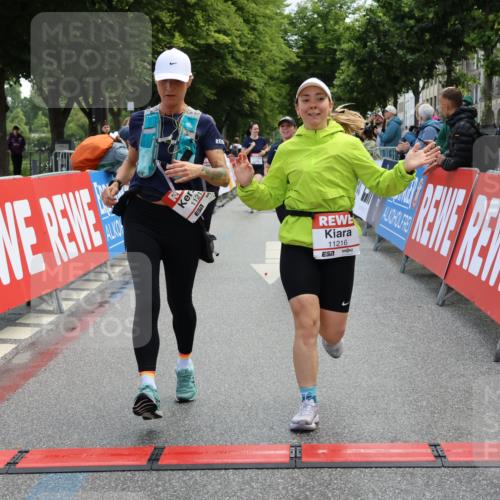 14.06.2026 - REWE Women's Run Strokosch-Dieckow http://msf.ph/oto/9787748 14.06.2026 10:20:25 Ziel 10446, 11028, 11215, 11216 meine-sportfotos.de