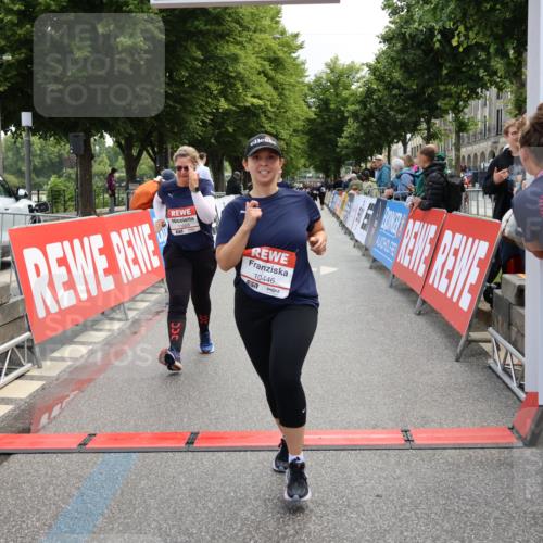 14.06.2026 - REWE Women's Run Strokosch-Dieckow http://msf.ph/oto/9787755 14.06.2026 10:20:27 Ziel 10446, 11028, 11215, 11216, 11424 meine-sportfotos.de