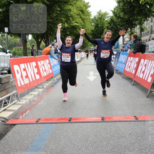 14.06.2026 - REWE Women's Run Strokosch-Dieckow http://msf.ph/oto/9787766 14.06.2026 10:20:44 Ziel 10084, 11064, 11465 meine-sportfotos.de