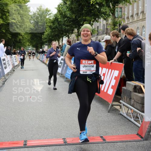 14.06.2026 - REWE Women's Run Strokosch-Dieckow http://msf.ph/oto/9787778 14.06.2026 10:20:51 Ziel 10084, 10485, 10767, 11064, 11465 meine-sportfotos.de
