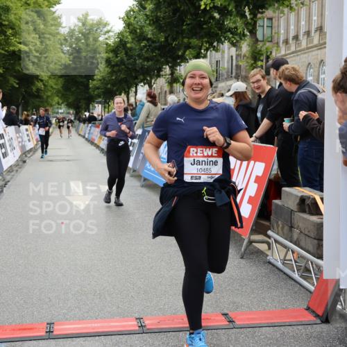 14.06.2026 - REWE Women's Run Strokosch-Dieckow http://msf.ph/oto/9787780 14.06.2026 10:20:51 Ziel 10084, 10485, 10767, 11064, 11465 meine-sportfotos.de