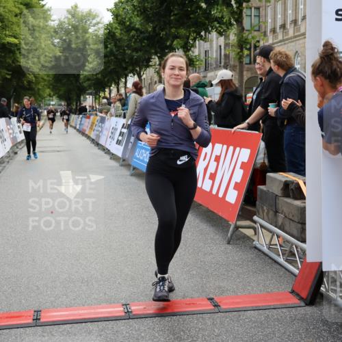 14.06.2026 - REWE Women's Run Strokosch-Dieckow http://msf.ph/oto/9787782 14.06.2026 10:20:53 Ziel 10084, 10485, 10767 meine-sportfotos.de