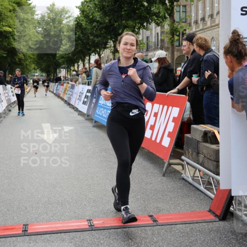 14.06.2026 - REWE Women's Run Strokosch-Dieckow http://msf.ph/oto/9787783 14.06.2026 10:20:53 Ziel 10084, 10485, 10767 meine-sportfotos.de