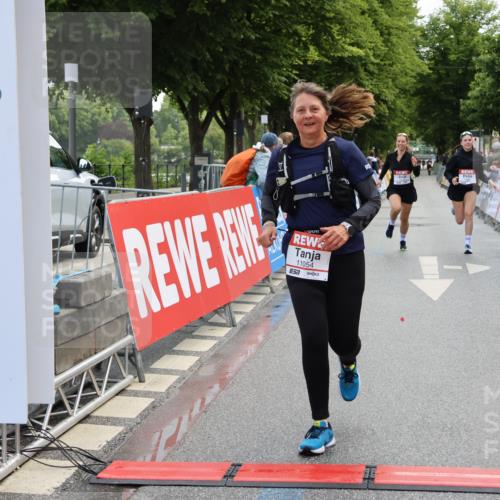 14.06.2026 - REWE Women's Run Strokosch-Dieckow http://msf.ph/oto/9787787 14.06.2026 10:20:58 Ziel 10044, 10045, 10485, 10767, 11054 meine-sportfotos.de