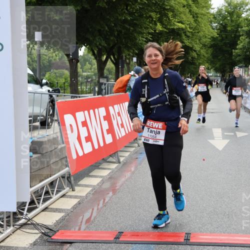14.06.2026 - REWE Women's Run Strokosch-Dieckow http://msf.ph/oto/9787788 14.06.2026 10:20:59 Ziel 10044, 10045, 10767, 11054 meine-sportfotos.de