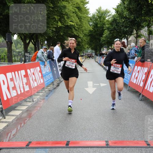 14.06.2026 - REWE Women's Run Strokosch-Dieckow http://msf.ph/oto/9787790 14.06.2026 10:21:00 Ziel 10044, 10045, 10767, 11054 meine-sportfotos.de