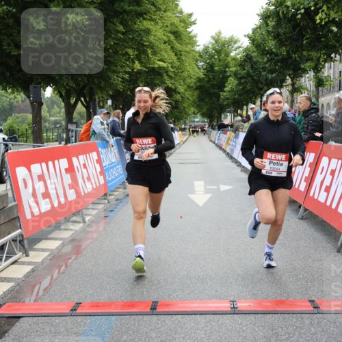 14.06.2026 - REWE Women's Run Strokosch-Dieckow http://msf.ph/oto/9787795 14.06.2026 10:21:01 Ziel 10044, 10045, 10767, 11054 meine-sportfotos.de