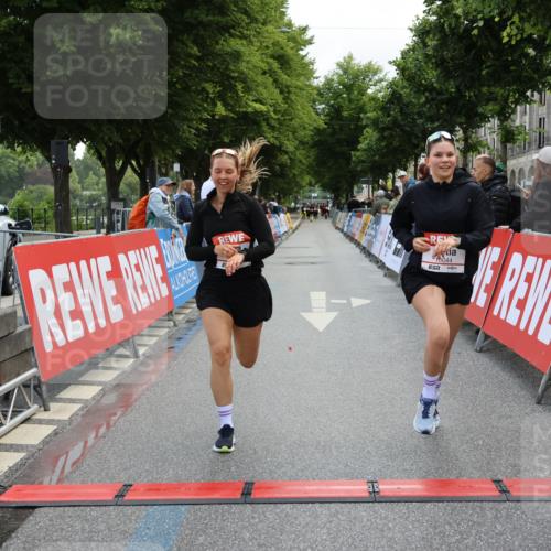 14.06.2026 - REWE Women's Run Strokosch-Dieckow http://msf.ph/oto/9787796 14.06.2026 10:21:01 Ziel 10044, 10045, 10767, 11054 meine-sportfotos.de