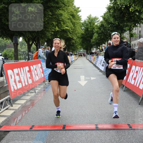 14.06.2026 - REWE Women's Run Strokosch-Dieckow http://msf.ph/oto/9787797 14.06.2026 10:21:01 Ziel 10044, 10045, 10767, 11054 meine-sportfotos.de