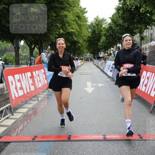 14.06.2026 - REWE Women's Run Strokosch-Dieckow http://msf.ph/oto/9787798 14.06.2026 10:21:01 Ziel 10044, 10045, 10767, 11054 meine-sportfotos.de