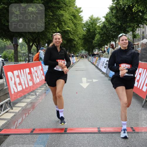 14.06.2026 - REWE Women's Run Strokosch-Dieckow http://msf.ph/oto/9787799 14.06.2026 10:21:01 Ziel 10044, 10045, 10767, 11054 meine-sportfotos.de