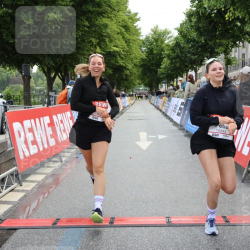 14.06.2026 - REWE Women's Run Strokosch-Dieckow http://msf.ph/oto/9787800 14.06.2026 10:21:01 Ziel 10044, 10045, 10767, 11054 meine-sportfotos.de