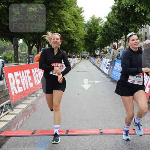14.06.2026 - REWE Women's Run Strokosch-Dieckow http://msf.ph/oto/9787801 14.06.2026 10:21:01 Ziel 10044, 10045, 10767, 11054 meine-sportfotos.de