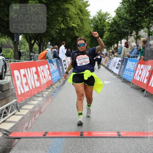 14.06.2026 - REWE Women's Run Strokosch-Dieckow http://msf.ph/oto/9787804 14.06.2026 10:21:27 Ziel 11249 meine-sportfotos.de