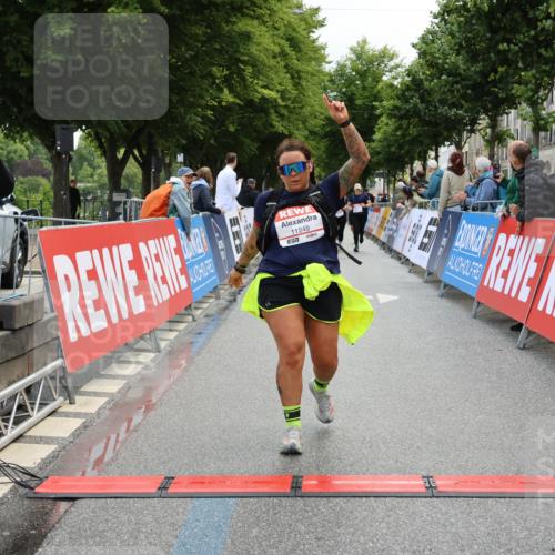 14.06.2026 - REWE Women's Run Strokosch-Dieckow http://msf.ph/oto/9787805 14.06.2026 10:21:27 Ziel 11249 meine-sportfotos.de