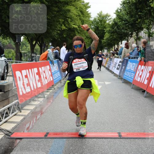 14.06.2026 - REWE Women's Run Strokosch-Dieckow http://msf.ph/oto/9787812 14.06.2026 10:21:27 Ziel 11249 meine-sportfotos.de