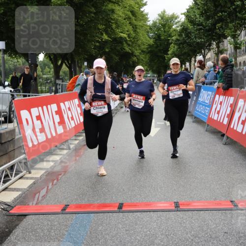 14.06.2026 - REWE Women's Run Strokosch-Dieckow http://msf.ph/oto/9787813 14.06.2026 10:21:32 Ziel 10174, 10212, 10520, 10607, 11249 meine-sportfotos.de