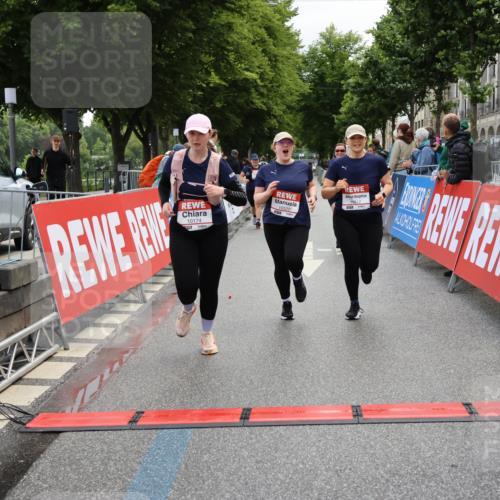 14.06.2026 - REWE Women's Run Strokosch-Dieckow http://msf.ph/oto/9787814 14.06.2026 10:21:33 Ziel 10174, 10212, 10520, 10607, 11249, 11256 meine-sportfotos.de