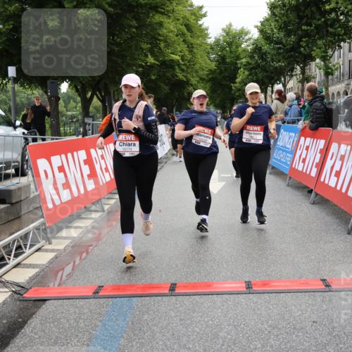14.06.2026 - REWE Women's Run Strokosch-Dieckow http://msf.ph/oto/9787816 14.06.2026 10:21:33 Ziel 10174, 10212, 10520, 10607, 11249, 11256 meine-sportfotos.de