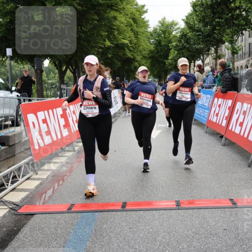 14.06.2026 - REWE Women's Run Strokosch-Dieckow http://msf.ph/oto/9787817 14.06.2026 10:21:33 Ziel 10174, 10212, 10520, 10607, 11249, 11256 meine-sportfotos.de