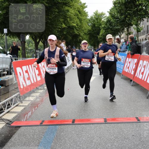 14.06.2026 - REWE Women's Run Strokosch-Dieckow http://msf.ph/oto/9787818 14.06.2026 10:21:33 Ziel 10174, 10212, 10520, 10607, 11249, 11256 meine-sportfotos.de
