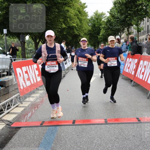 14.06.2026 - REWE Women's Run Strokosch-Dieckow http://msf.ph/oto/9787820 14.06.2026 10:21:33 Ziel 10174, 10212, 10520, 10607, 11249, 11256 meine-sportfotos.de